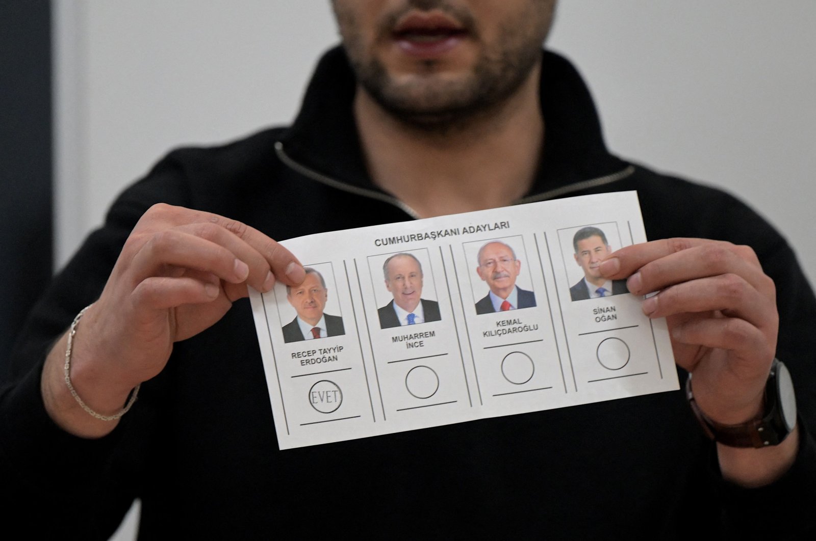 An election official holds up a ballot with a "Yes" vote for President Recep Tayyip Erdoğan after polls closed in presidential and parliamentary elections at a voting station in Istanbul, Türkiye, May 14, 2023. (AFP Photo)