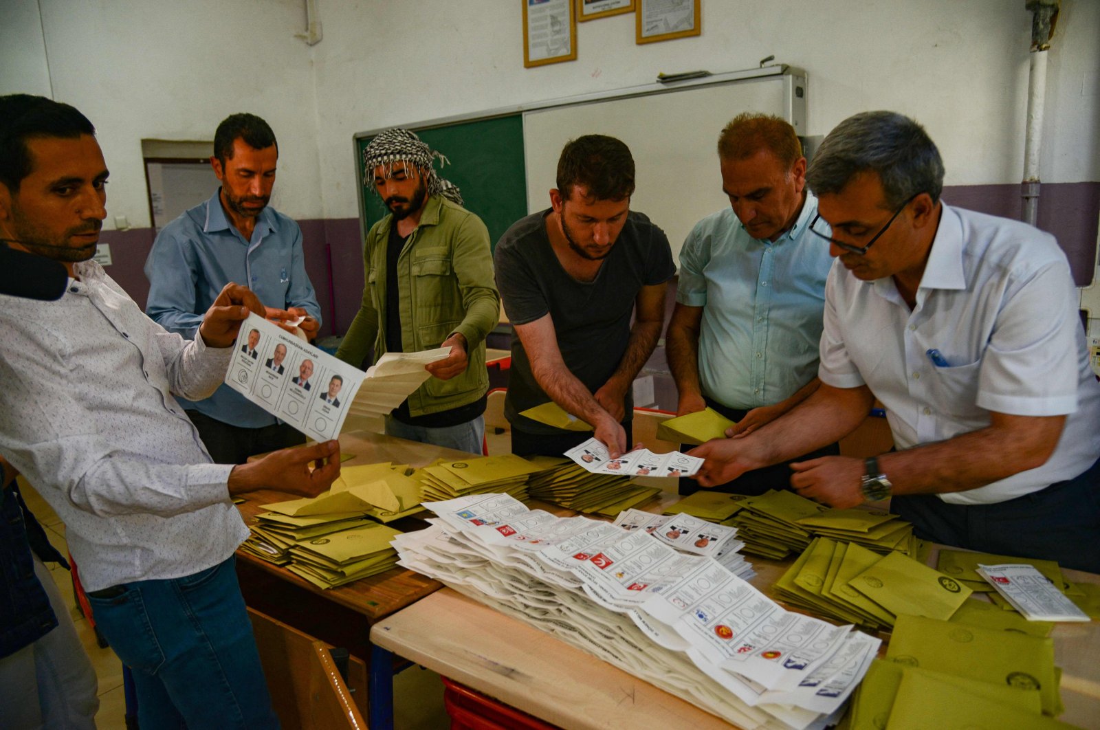 Election officials count ballots at a polling station in Diyarbakır, southeastern Türkiye, May 14, 2023. (AFP Photo) 