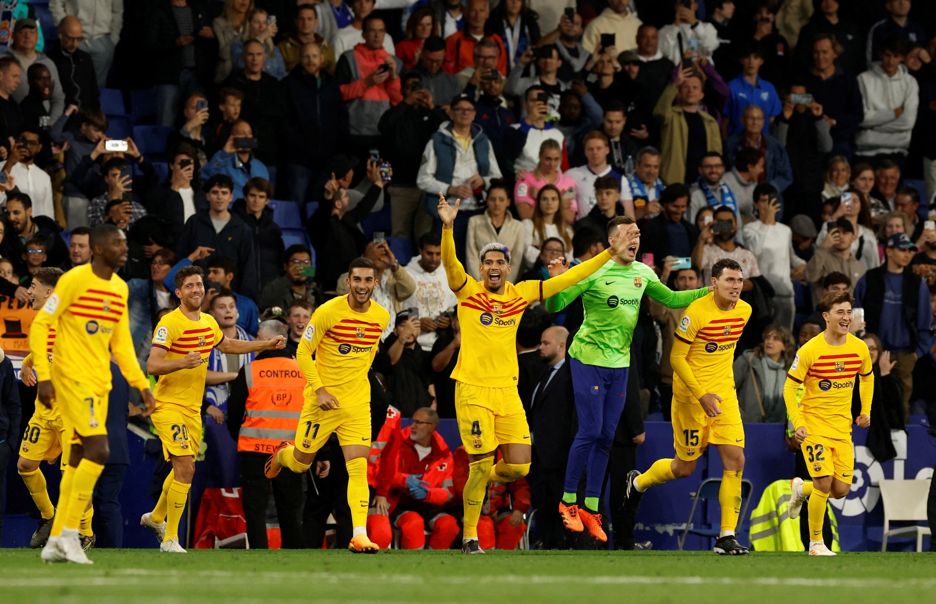 Para pemain Barcelona merayakan juara La Liga usai mengalahkan Espanyol, Barcelona, ​​Spanyol, 15 Mei 2023. (Foto Reuters)