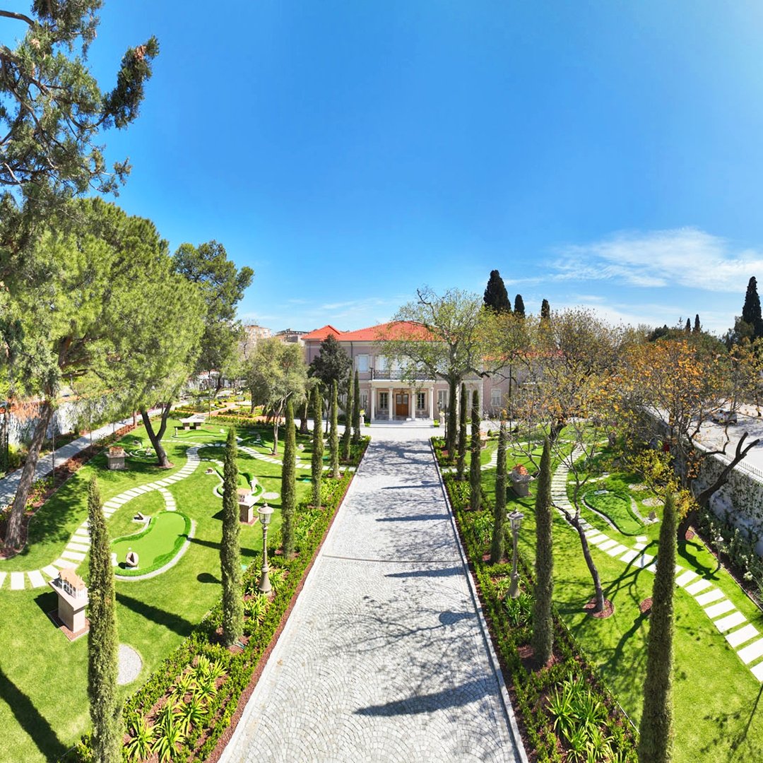 Pintu masuk Mattheys Mansion yang bersejarah dengan taman yang memesona, Izmir, Türkiye, 15 Mei 2023. (Foto milik Pusat Seni Arkas)