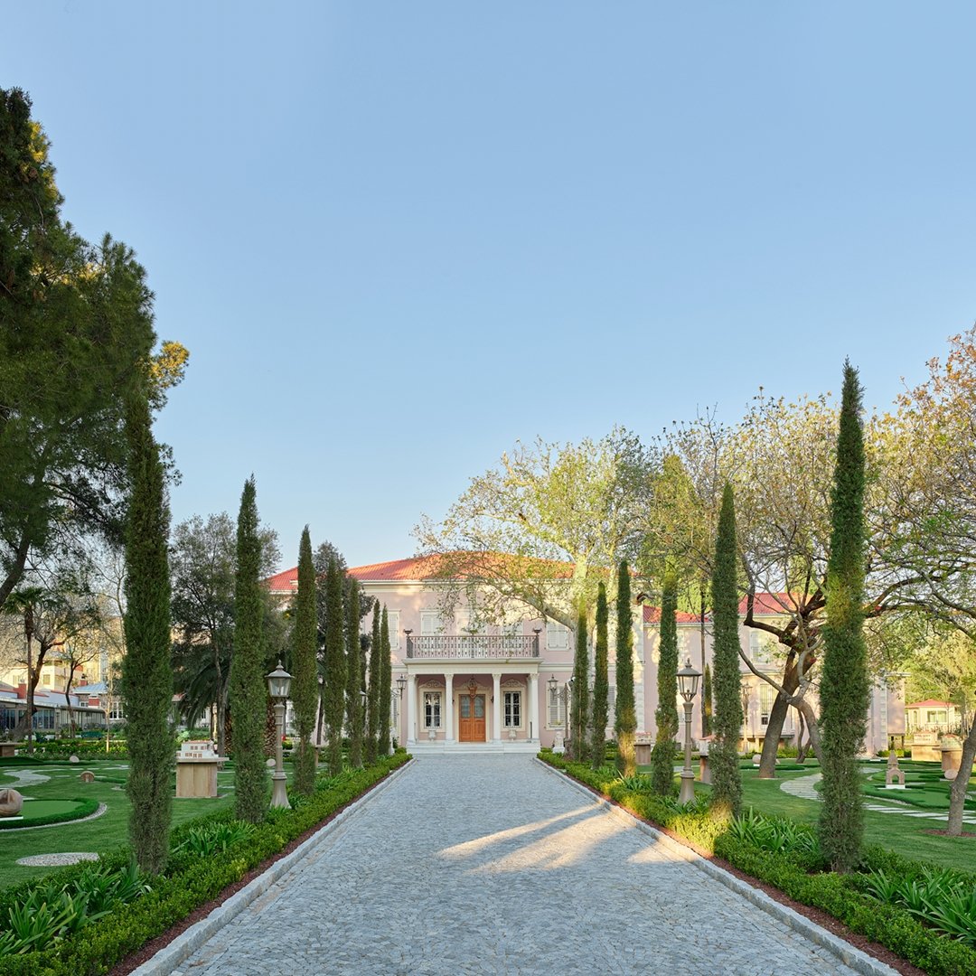 Pintu masuk Mattheys Mansion yang bersejarah dengan taman yang memesona, Izmir, Türkiye, 15 Mei 2023. (Foto milik Pusat Seni Arkas)