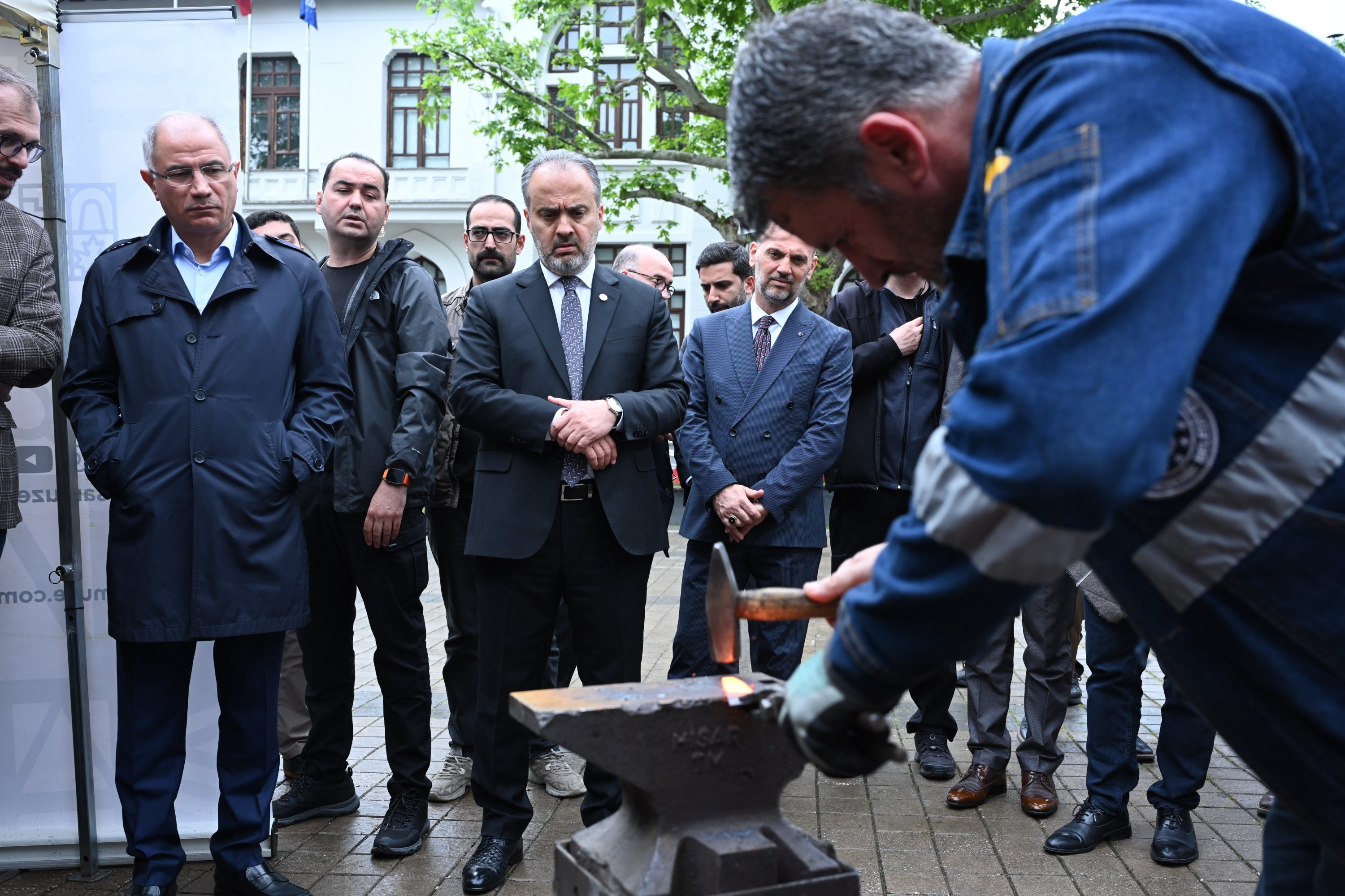 Pandai besi menempa pisau, Bursa, Türkiye, 11 Mei 2023. (Foto milik Bursa Municipality)