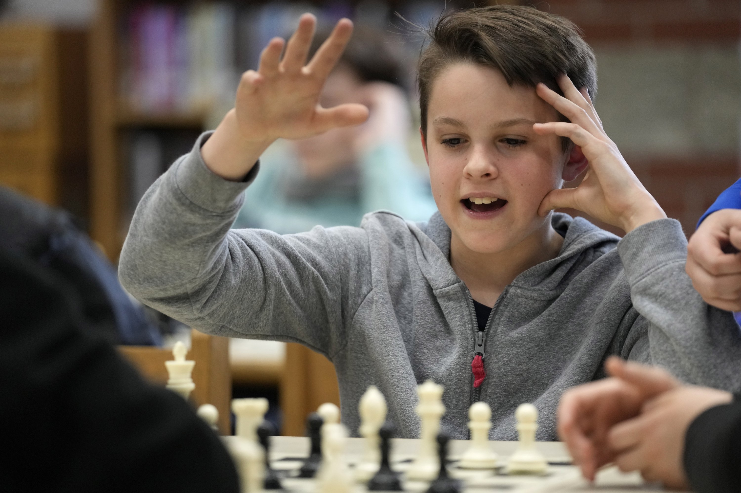 Eli Marquis, seorang siswa sekolah menengah Reeds brook, bereaksi selama pertandingan tim catur sepulang sekolah, Hampden, Maine, AS, 25 April 2023. (Foto AP)