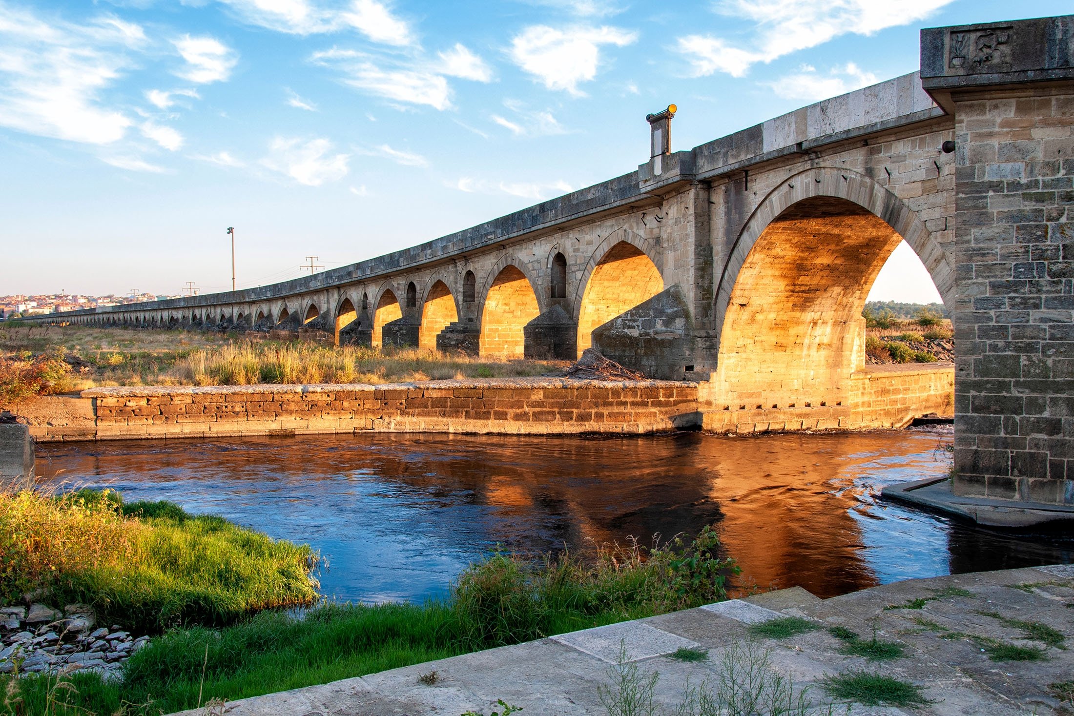 Jembatan batu bersejarah distrik Uzunköprü, di Edirne, Türkiye.  (Foto Shutterstock)