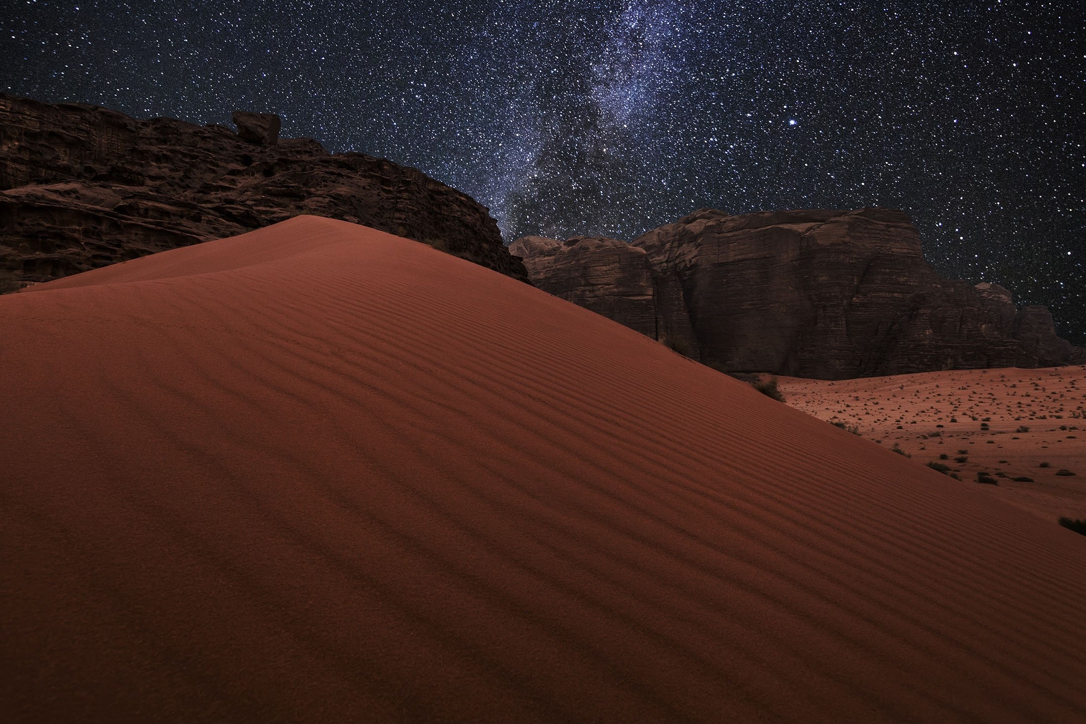 Bintang bersinar di atas pasir merah Wadi Rum, di Yordania.  (Foto Getty Images)
