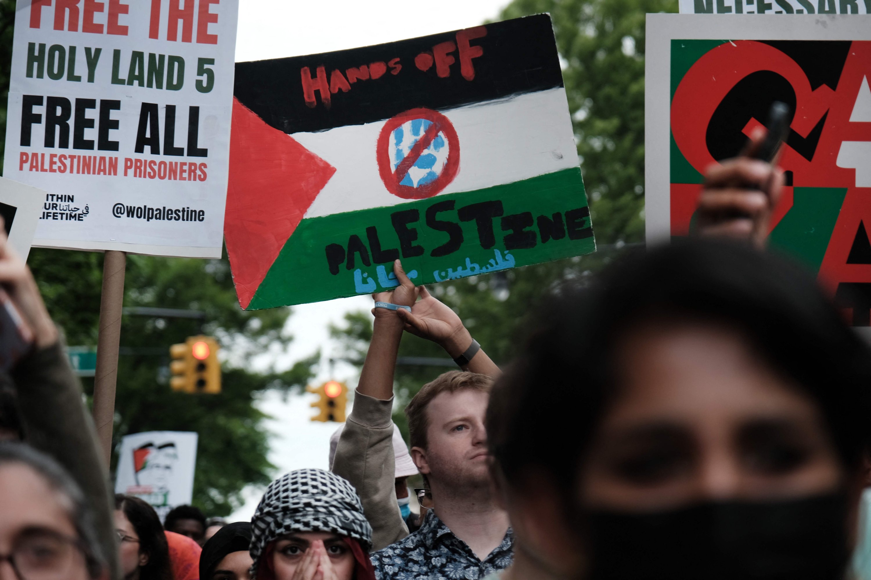 Warga lokal Palestina, aktivis, dan lainnya berpartisipasi dalam a 