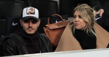 Mauro Icardi (L) and his wife Wanda Nara attend the Serie A match between Inter Milan and UC Sampdoria at Stadio Giuseppe Meazza, Milan, Italy, Feb. 17, 2019.  (Getty Images Photo)