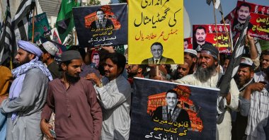 Pro-government supporters protest near the Supreme Court in Islamabad, Pakistan, May 15, 2023. (AFP Photo)