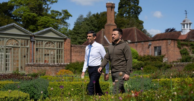Britain's PM Rishi Sunak (L) and Ukraine's President, Volodymyr Zelenskyy, walk in the garden at Chequers, Aylesbury, U.K., May 15, 2023. (Reuters Photo)