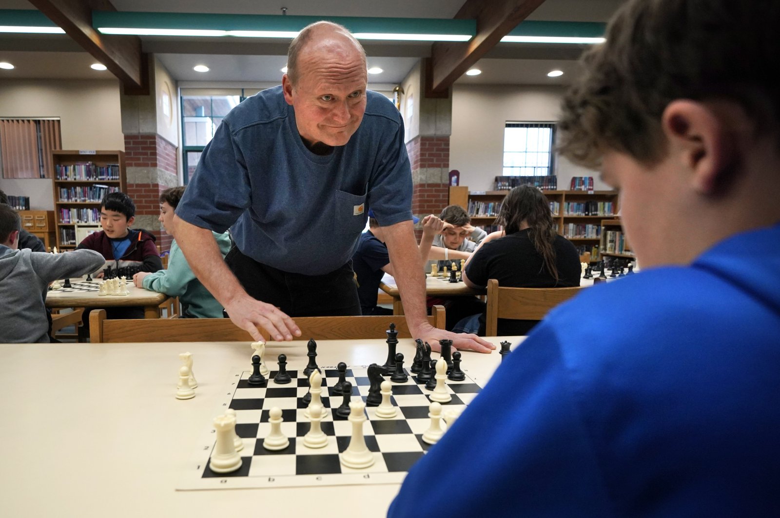 ‘The Queen’s Gambit’: Penjaga Maine melatih tim catur sekolah
