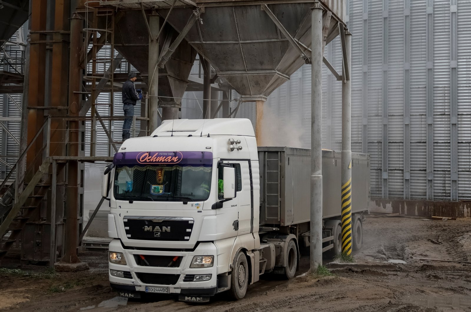 A load of corn is poured into a truck, at a grain storage facility in the village of Bilohiria, Khmelnytskyi region, Ukraine, April 19, 2023. (Reuters Photo)
