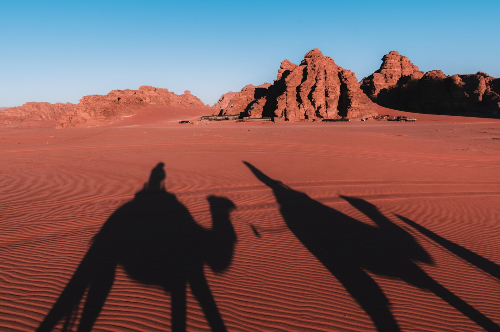 Mengendarai unta di antara bukit pasir bulan di Bumi: Wadi Rum di Yordania
