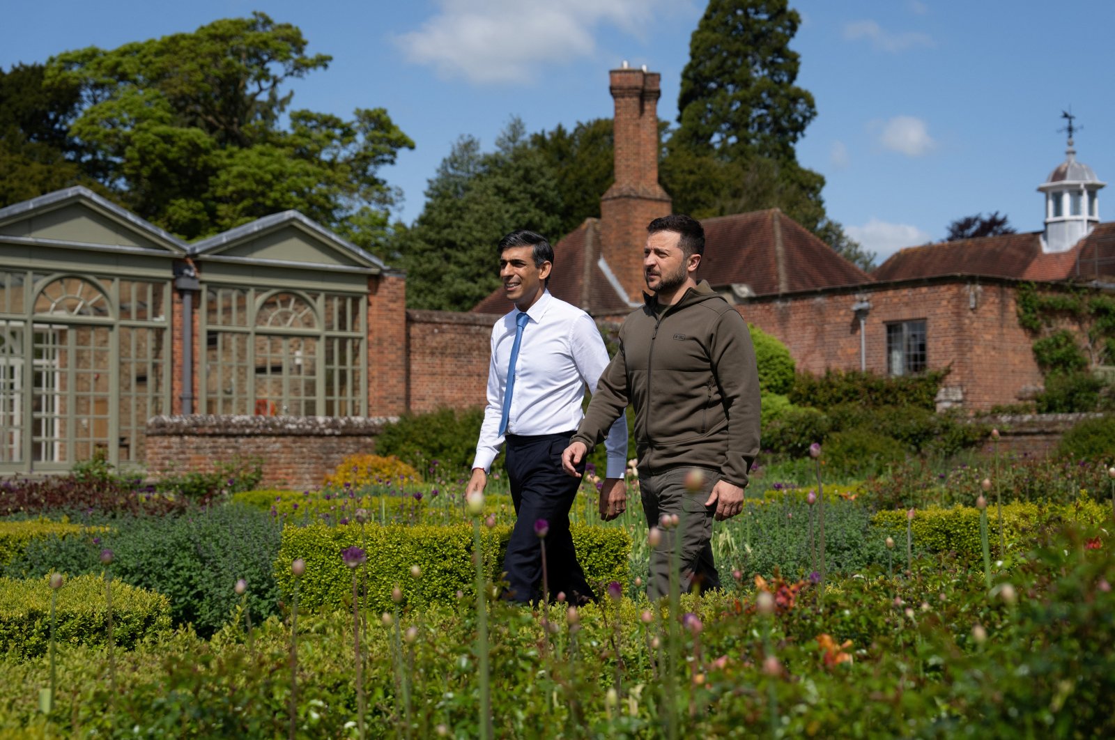 Britain&#039;s PM Rishi Sunak (L) and Ukraine&#039;s President, Volodymyr Zelenskyy, walk in the garden at Chequers, Aylesbury, U.K., May 15, 2023. (Reuters Photo)