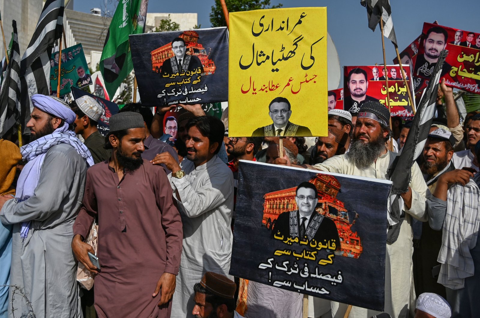 Pendukung pemerintah memprotes pembebasan Khan saat kerusuhan di Pakistan berkecamuk