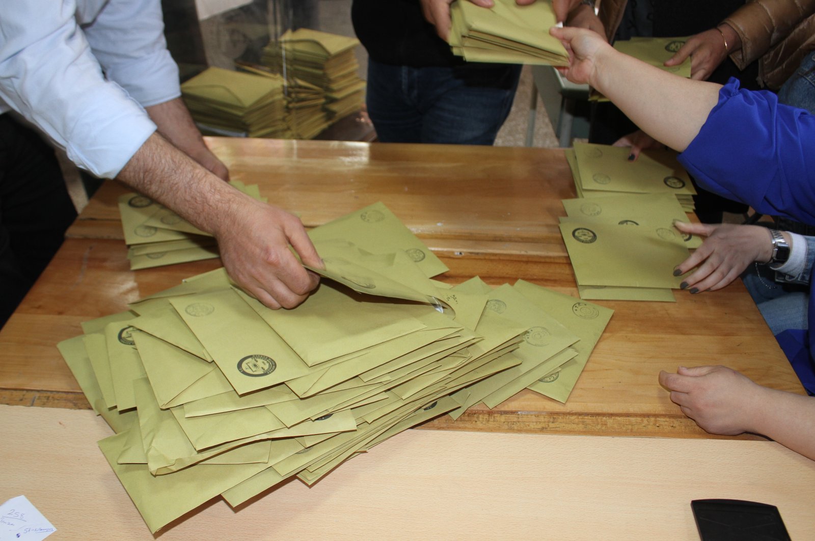 Officials count the votes in Denizli, western Türkiye, May 14, 2023. (İHA Photo) 