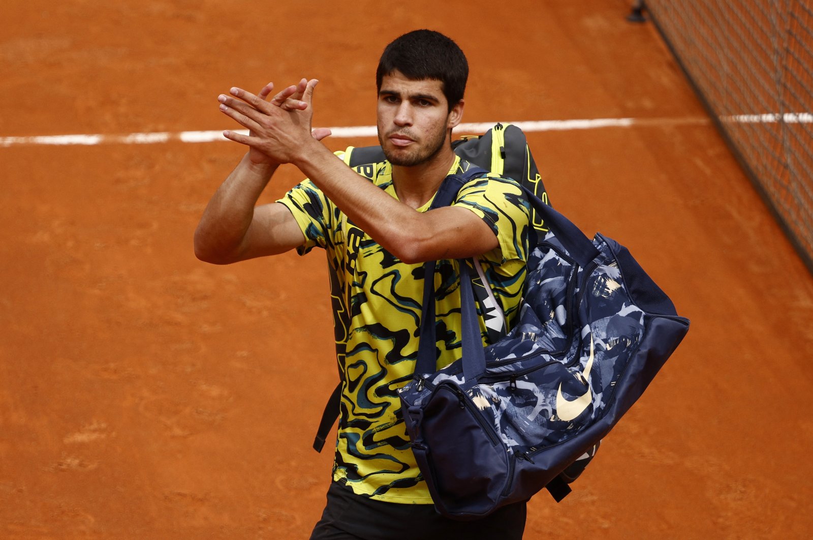Spain&#039;s Carlos Alcaraz applauds fans after losing his Italian Open round of 32 match against Hungary&#039;s Fabian Marozsan, Rome, Italy, May 15, 2023. (Reuters Photo) 