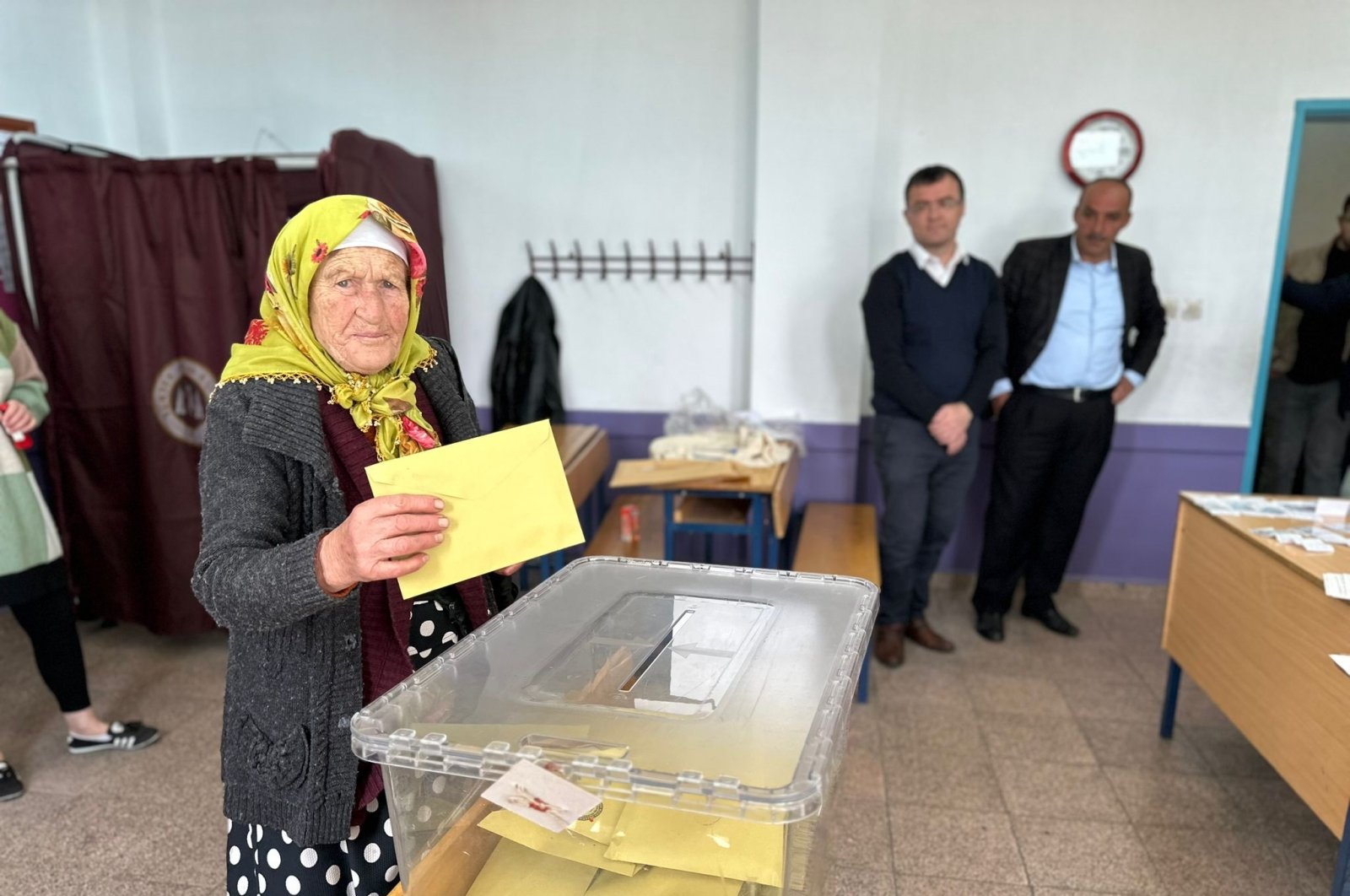A woman casts her ballot at a polling station, in Ordu, northern Türkiye, May 14, 2023. (AA Photo) 