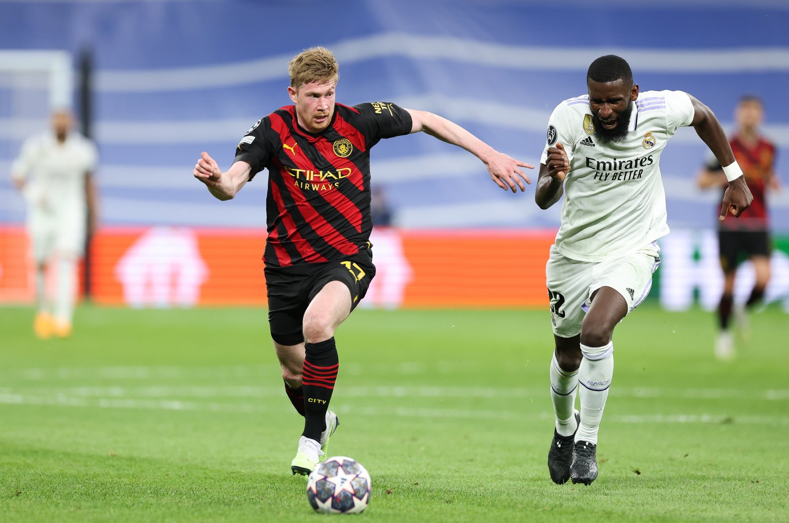 Manchester City&#039;s Kevin De Bruyne (L) runs under pressure from Real Madrid&#039;s Antonio Rudiger during the UEFA Champions League semifinal first leg match at Santiago Bernabeu, Madrid, Spain, May 09, 2023. (Getty Images Photo)