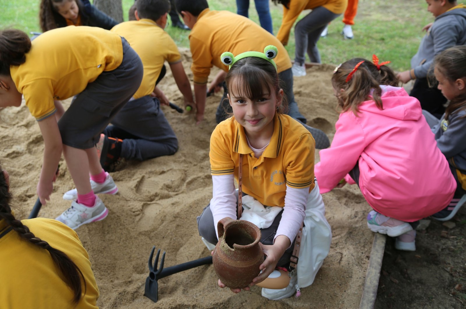 Para arkeolog masa depan kecil mengambil bagian dalam penggalian tiruan Edirne