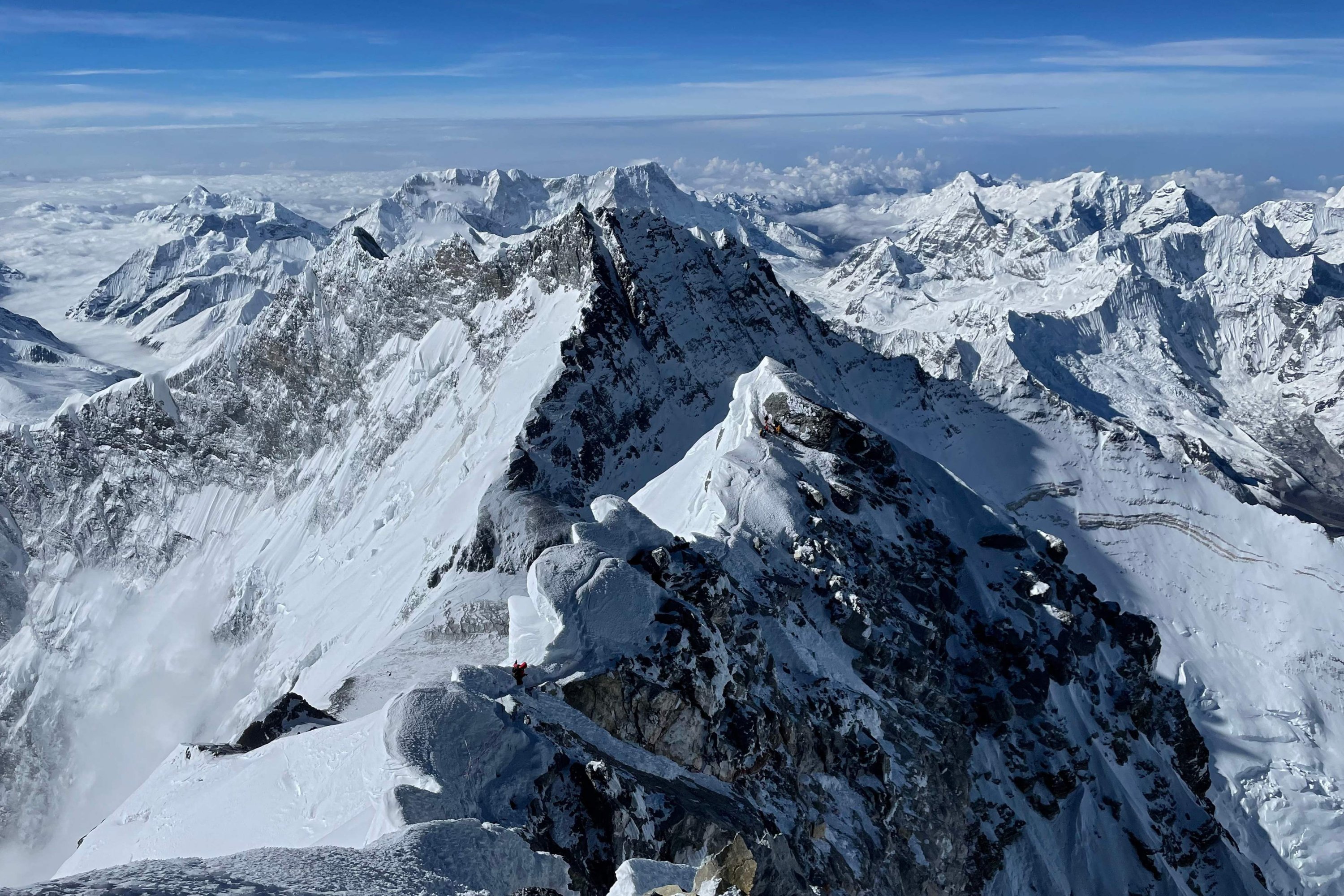 Dalam foto file ini, Pegunungan Himalaya terlihat dari puncak Gunung Everest (8.849 meter) di Nepal, 31 Mei 2021. (Foto AFP)