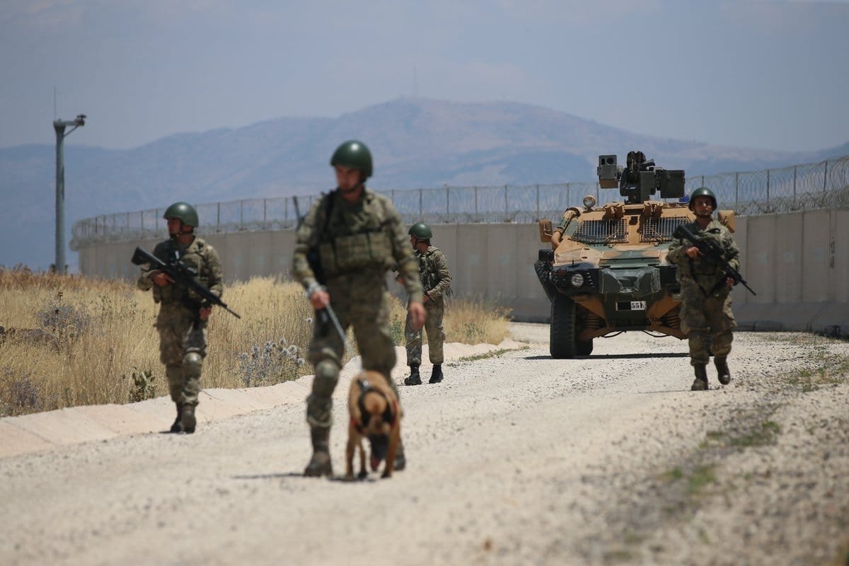 Turkish troops patrol the Turkish-Syrian border, in Hatay, southeastern Türkiye, Aug. 22, 2022. (DHA Photo)
