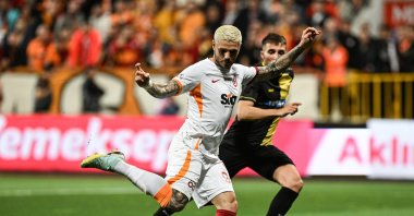 Galatasaray&#039;s Mauro Icardi (L) shoots for goal during a match against Istanbulspor at the Recep Tayyip Erdoğan stadium, Istanbul, Türkiye, May 16, 2023. (AA Photo)
