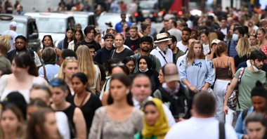  Shoppers on Oxford Street in central London, Britain Aug. 17, 2022. (EPA File Photo)