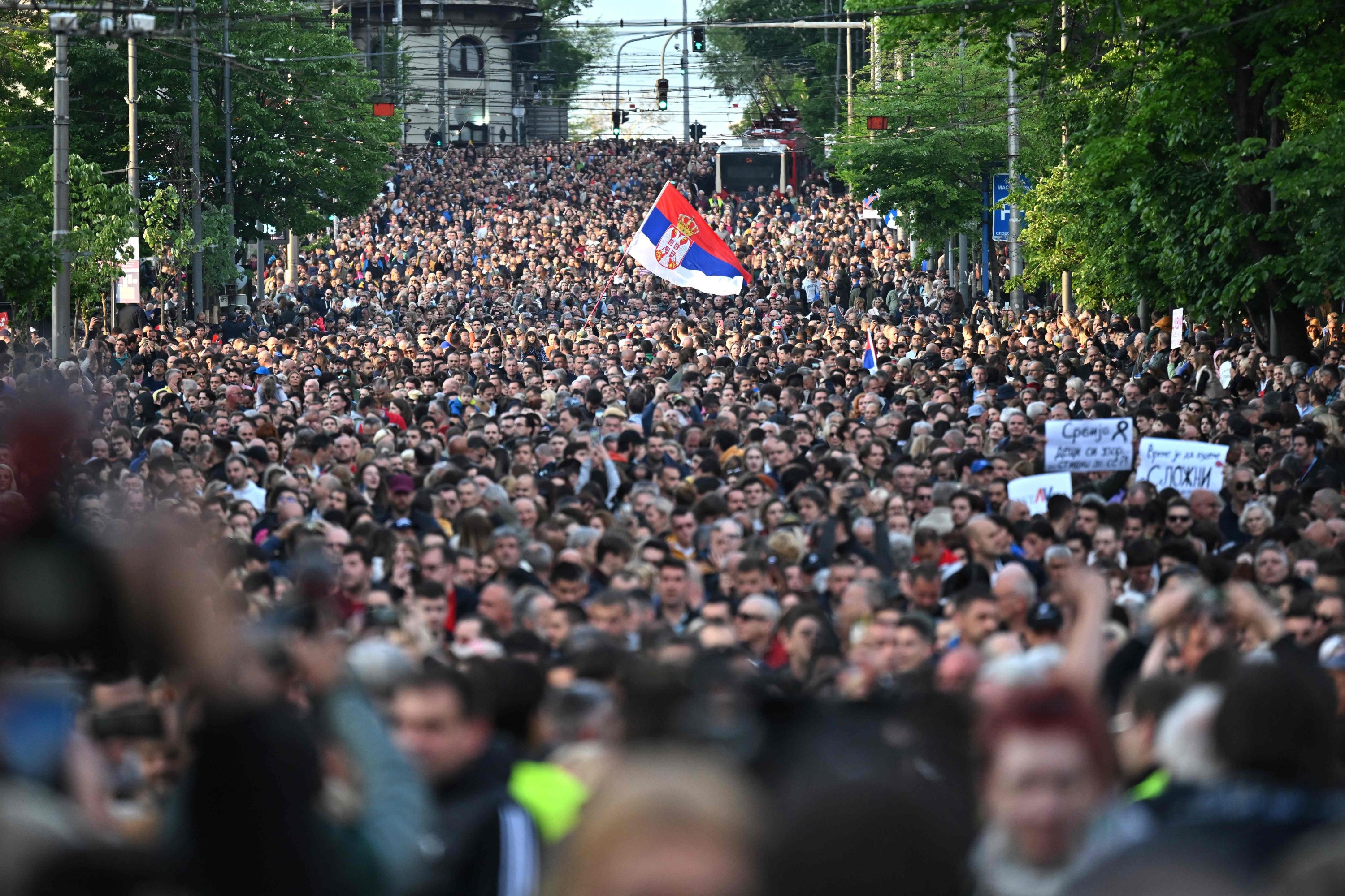 Demonstran berbaris selama rapat umum untuk menyerukan pengunduran diri pejabat tinggi dan pembatasan kekerasan di media, di Beograd, Serbia, 8 Mei 2023. (Foto AFP)