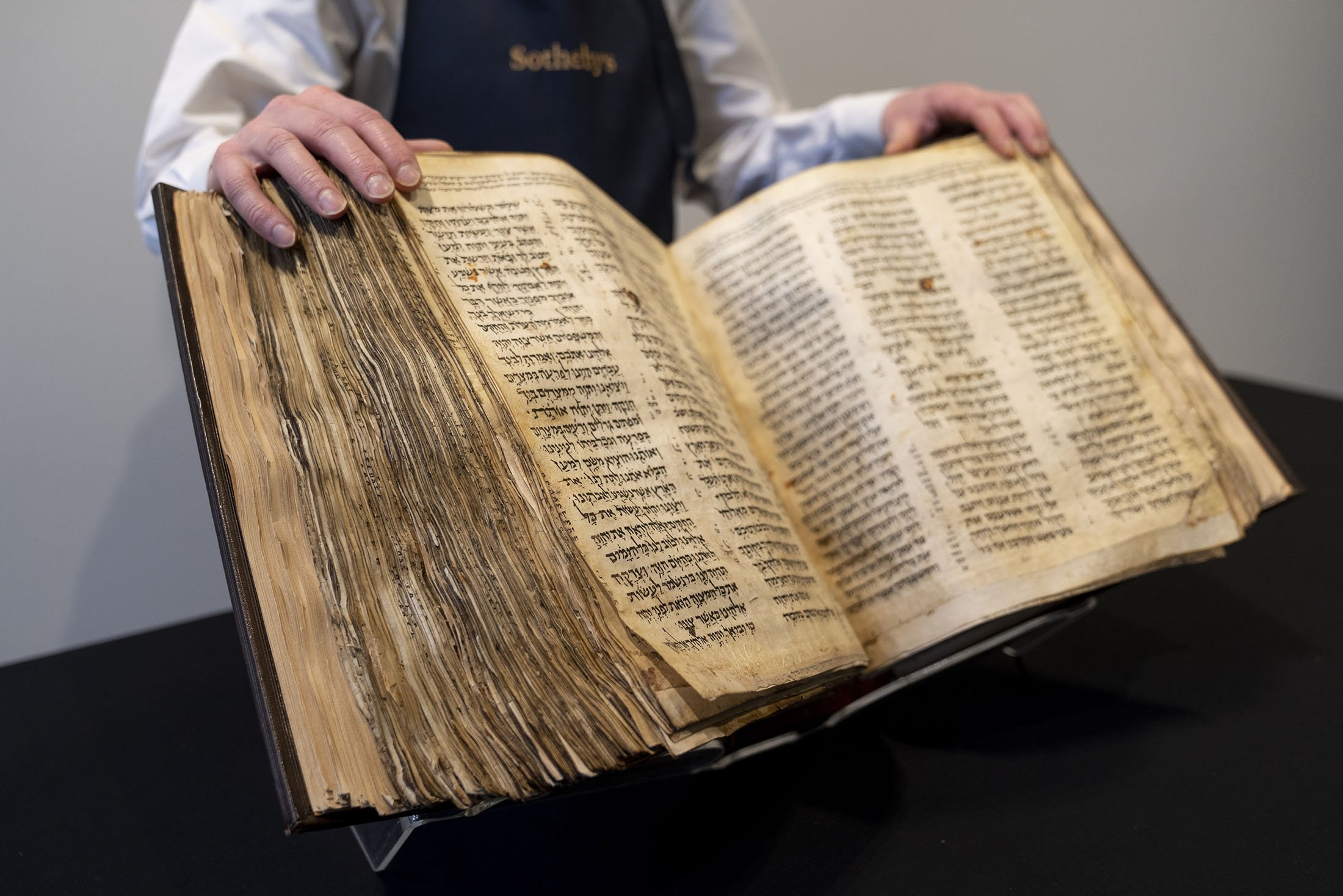 World's earliest, over 1,000-year-old Hebrew Bible sells for $38M | Daily  Sabah