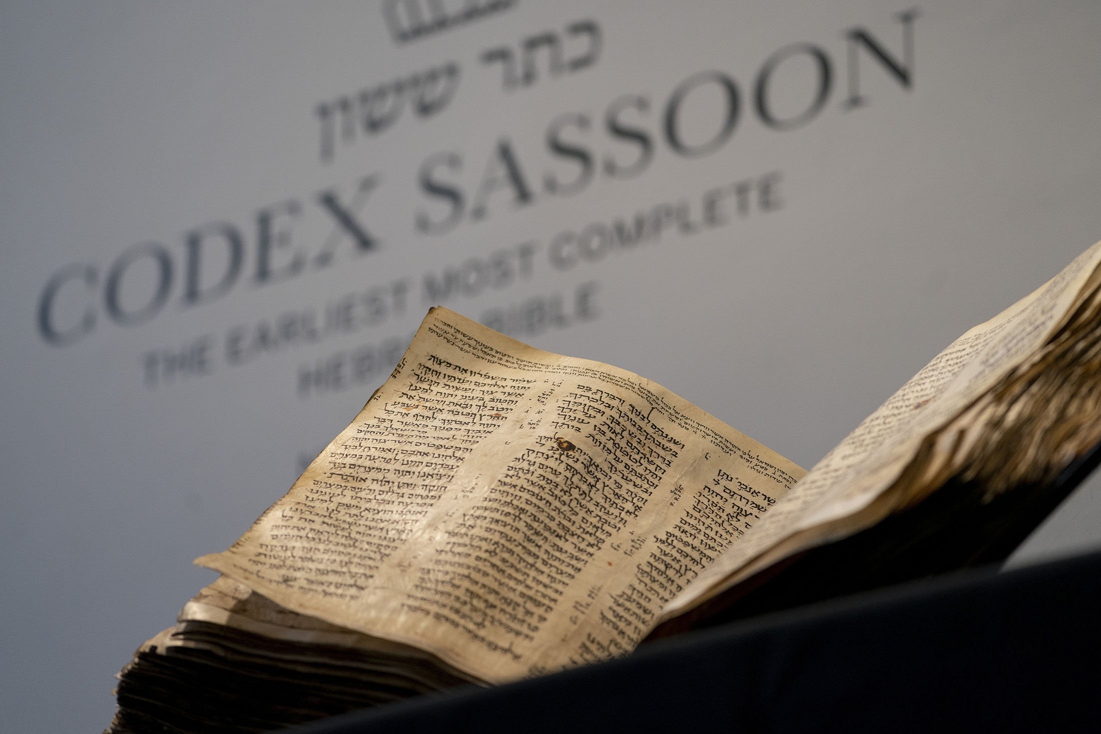 Sotheby's meluncurkan Codex Sassoon untuk dilelang, di Manhattan Borough of New York, AS, 15 Februari 2023. (Foto AP)