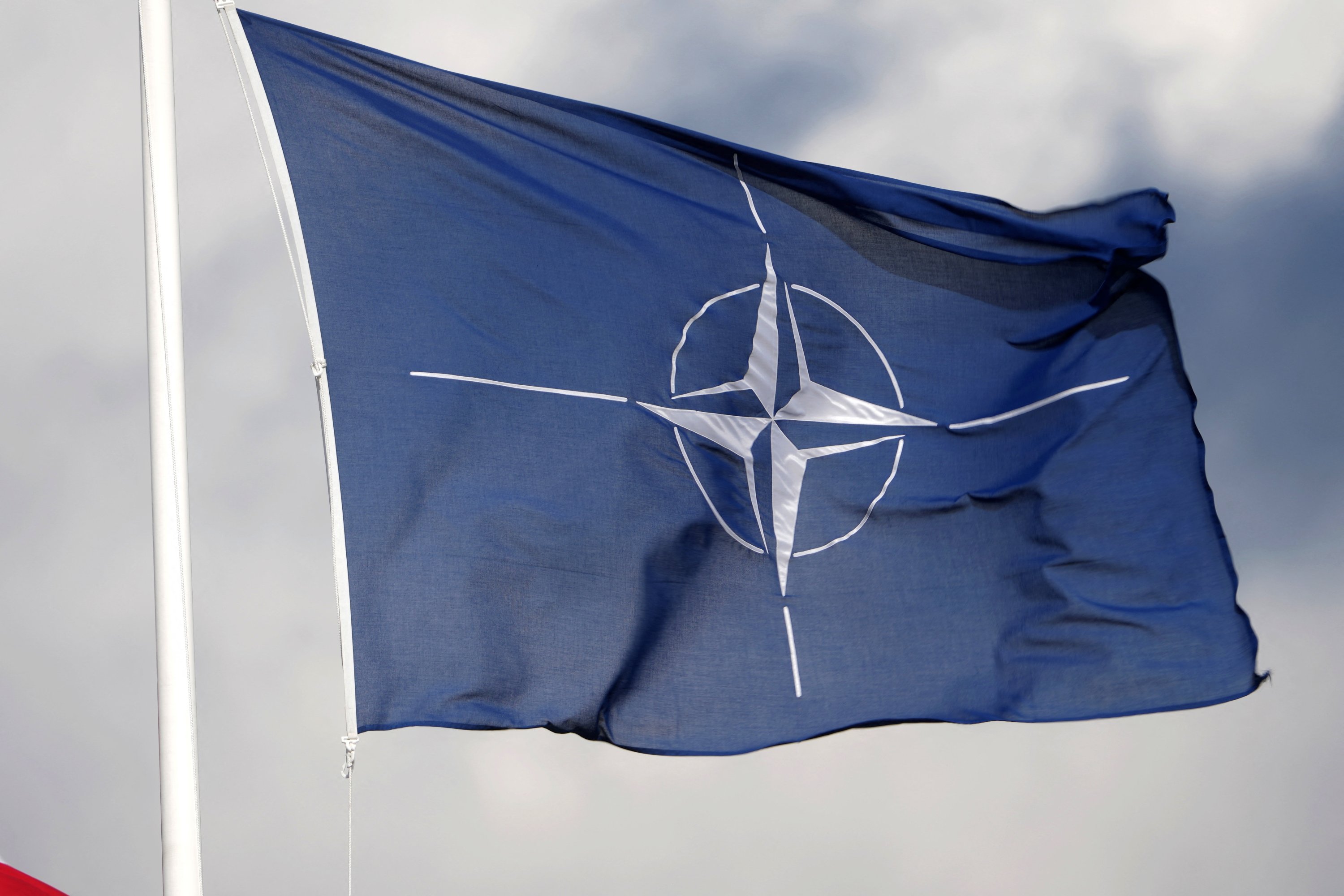 Bendera NATO berkibar di pangkalan militer Tapa, Estonia 30 April 2023. (Foto Reuters)
