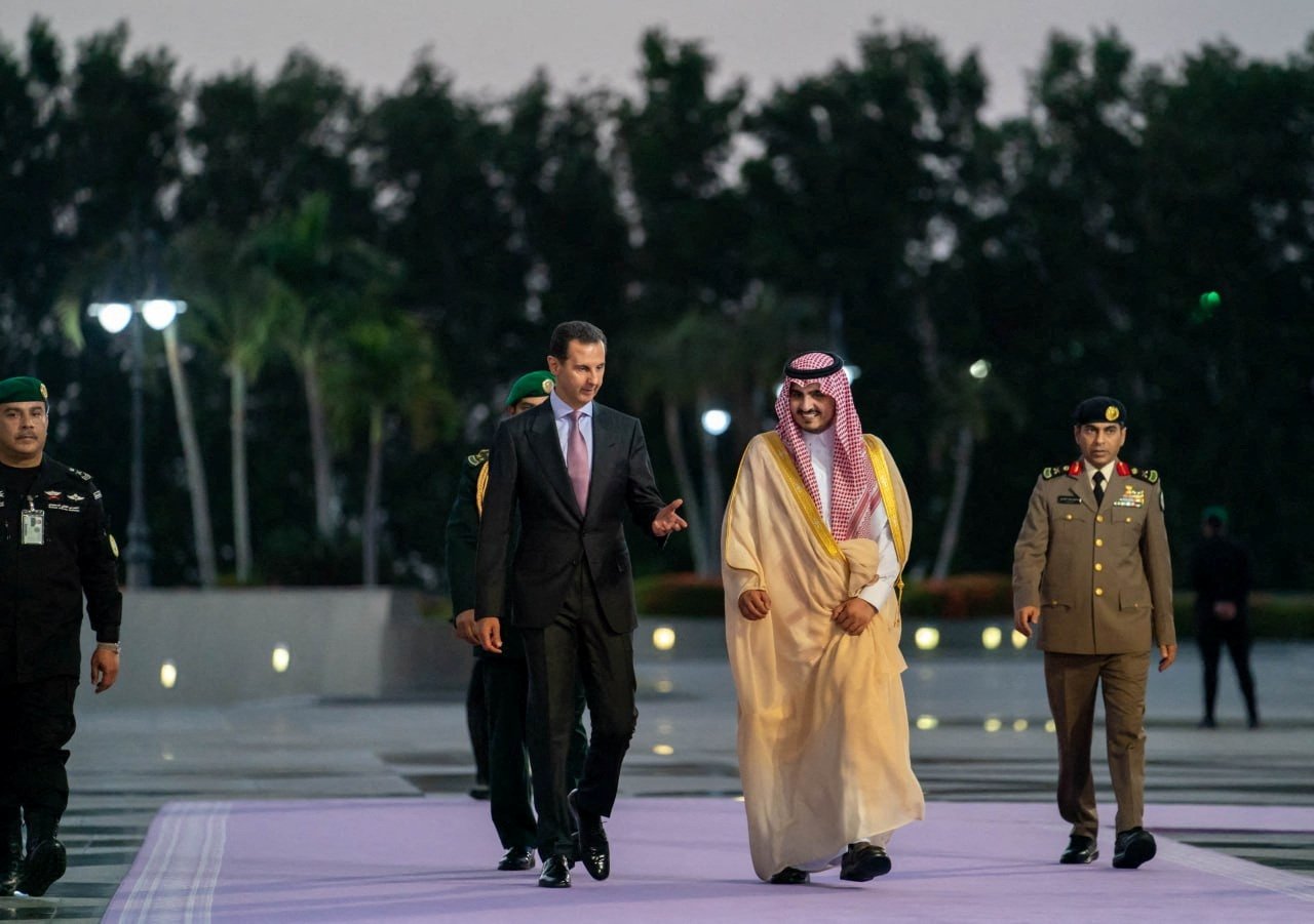 Syria&#039;s Bashar Assad (L) arrives to attend the Arab League summit the following day, in Jeddah, Saudi Arabia, May 18, 2023. (Reuters Photo)