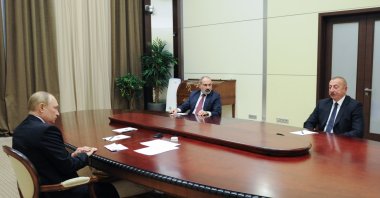 Russian President Vladimir Putin (L), Armenian Prime Minister Nikol Pashinian (C) and Azerbaijani President Ilham Aliyev (R) hold trilateral talks in the Black Sea resort of Sochi, Russia, Nov. 2021. (EPA File Photo)