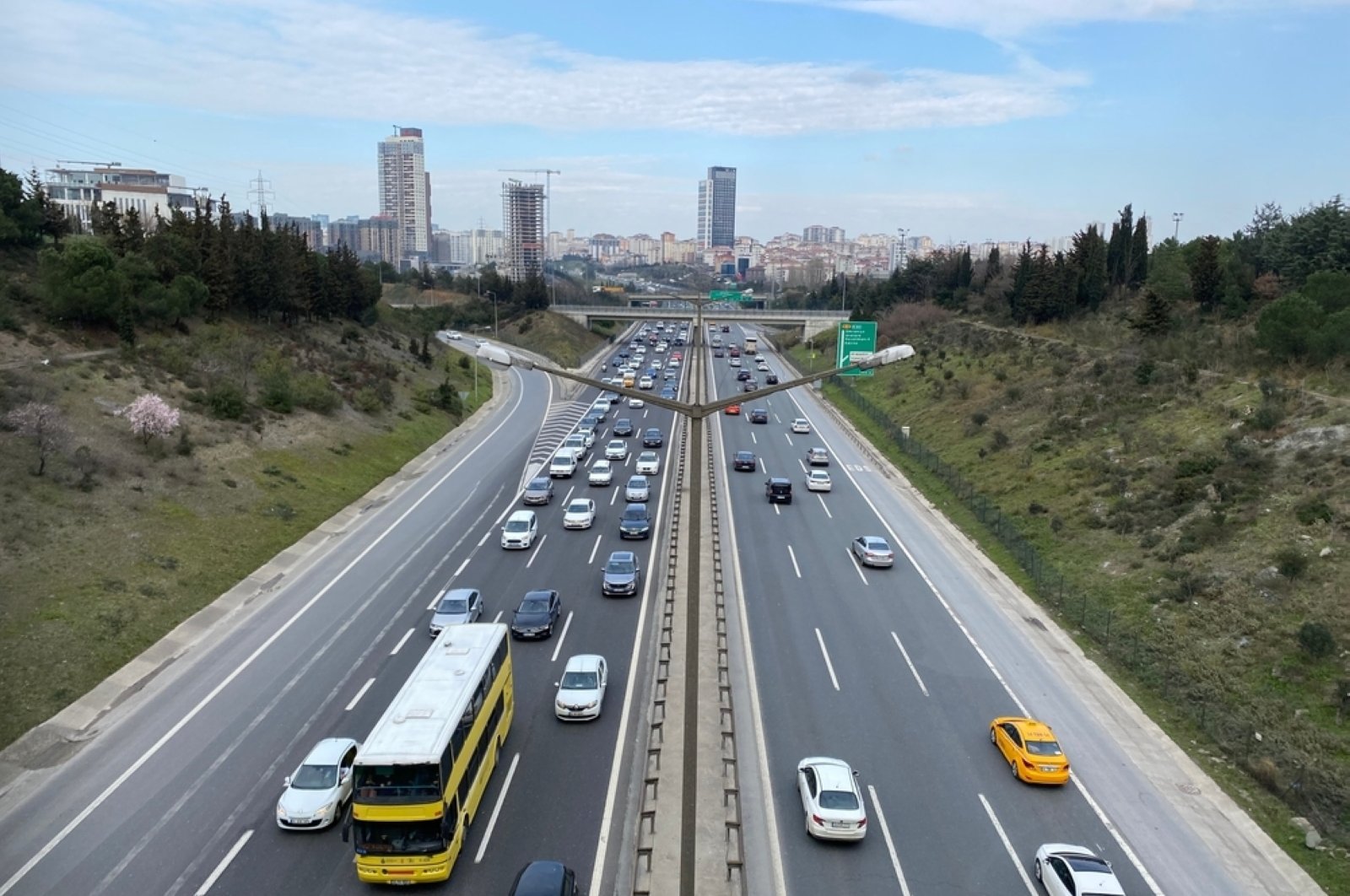 Penjualan mobil bekas online Türkiye turun pada bulan April, harga naik