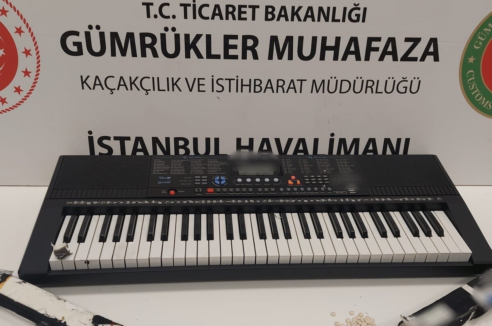 The keyboard and drugs that were seized at Istanbul Airport, Türkiye, May 18, 2023. (DHA Photo)