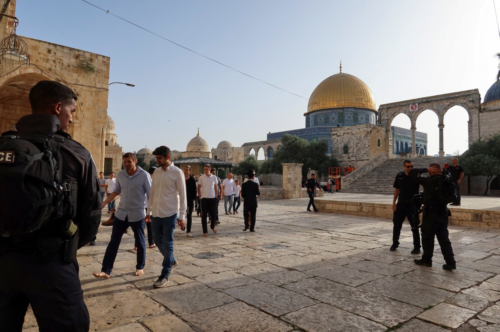 Israeli police stand guard as visitors tour the Al-Aqsa Mosque compound, amid tensions ahead of the annual flag march which marks Jerusalem Day, in Jerusalem May 18, 2023. (Reuters Photo)
