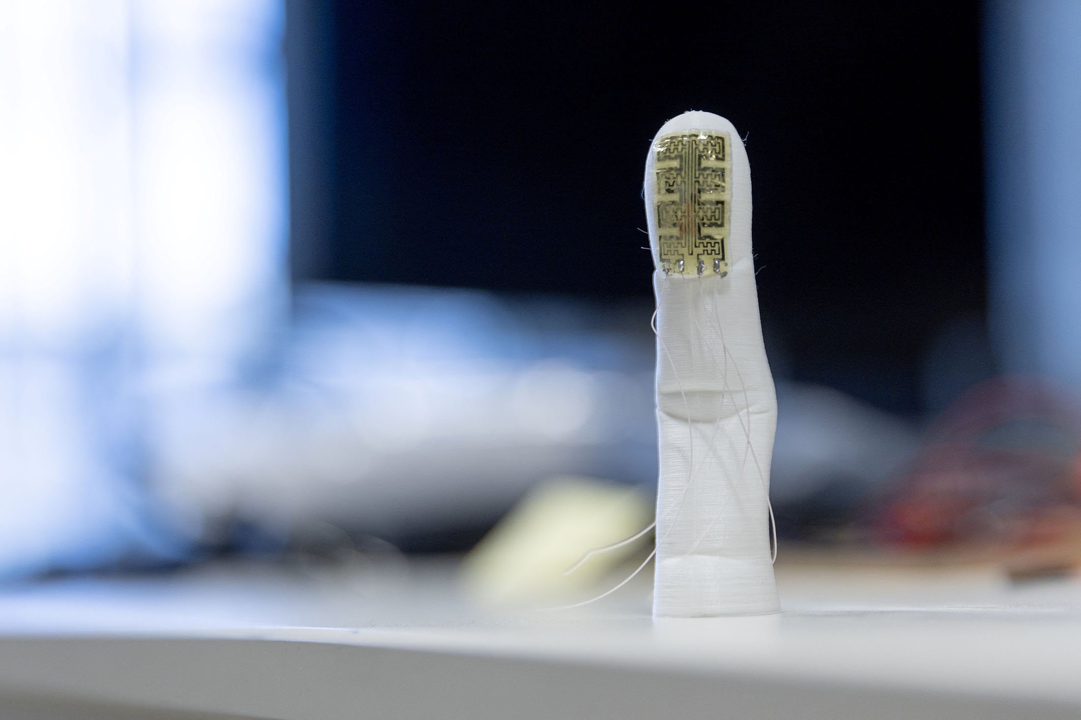 Elektroda termal pada cetakan jari 3D di Kampus Biotek di Institut Teknologi Federal Swiss (EPFL), di Jenewa, Swiss, 26 April 2023. (Foto Reuters)