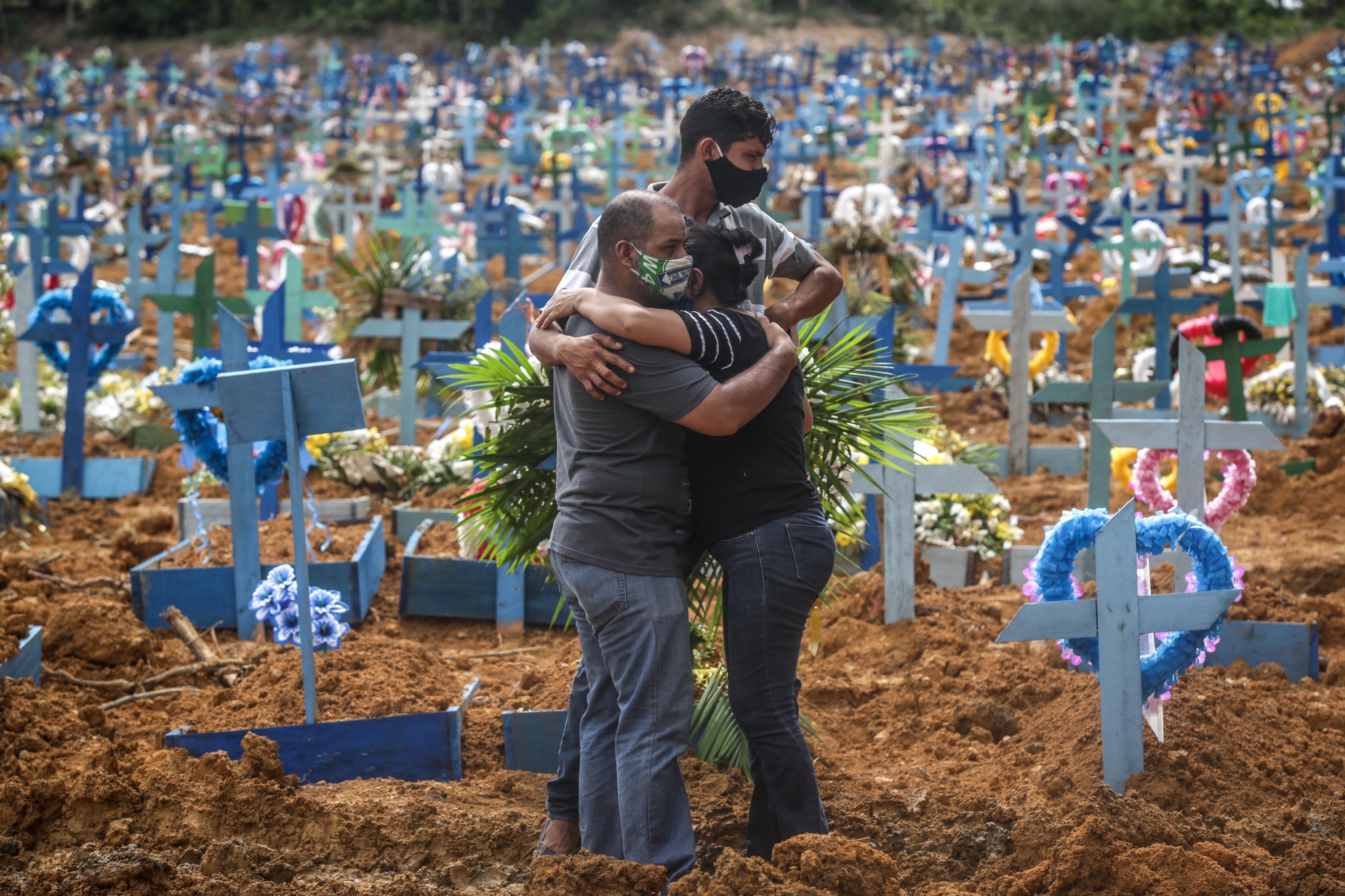 Kerabat dari orang yang meninggal mengenakan masker pelindung berkabung selama pemakaman massal korban pandemi virus corona (COVID-19) di Manaus, Brasil, 19 Mei 2020. (Getty Images)