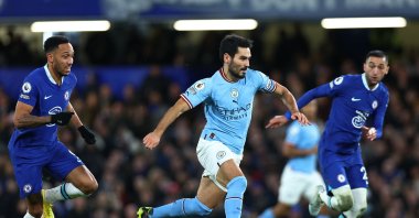 Manchester City's İlkay Gündoğan (C) beats Chelsea's Pierre-Emerick Aubameyang (L) during the Premier League match at Stamford Bridge, London, UK., Jan. 05, 2023. (Getty Images Photo)