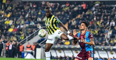 Fenerbahçe's Enner Valencia (L) in action with Trabzonspor's Marc Bartra during Süper Lig match at the Ülker Stadium, Istanbul, Türkiye, May 18, 2023. (AA Photo)
