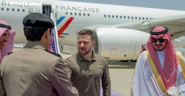 Ukraine&#039;s President Volodymyr Zelensky (C) is greeted by Saudi officials in Jeddah, Saudi Arab, May 19, 2023. (AFP Photo)