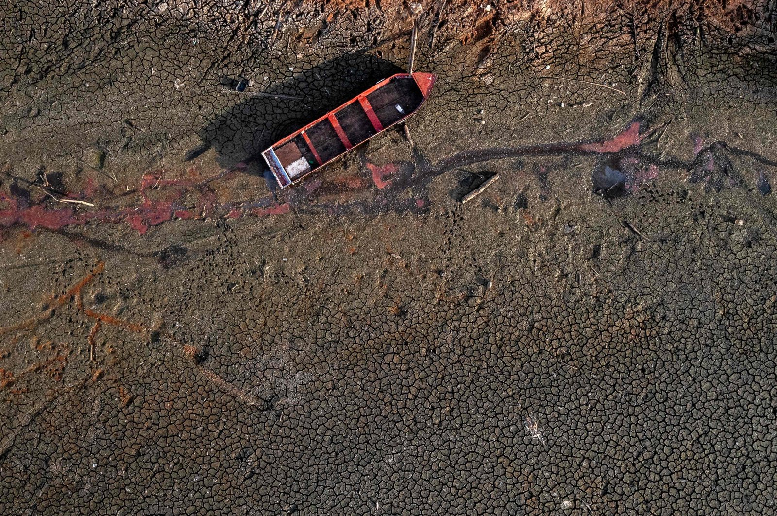 An aerial view shows a boat stranded in the dried bed of Alhajuela Lake during the summer drought, in the Colon province, north of Panama City, Panama, April 21, 2023. (AFP Photo)