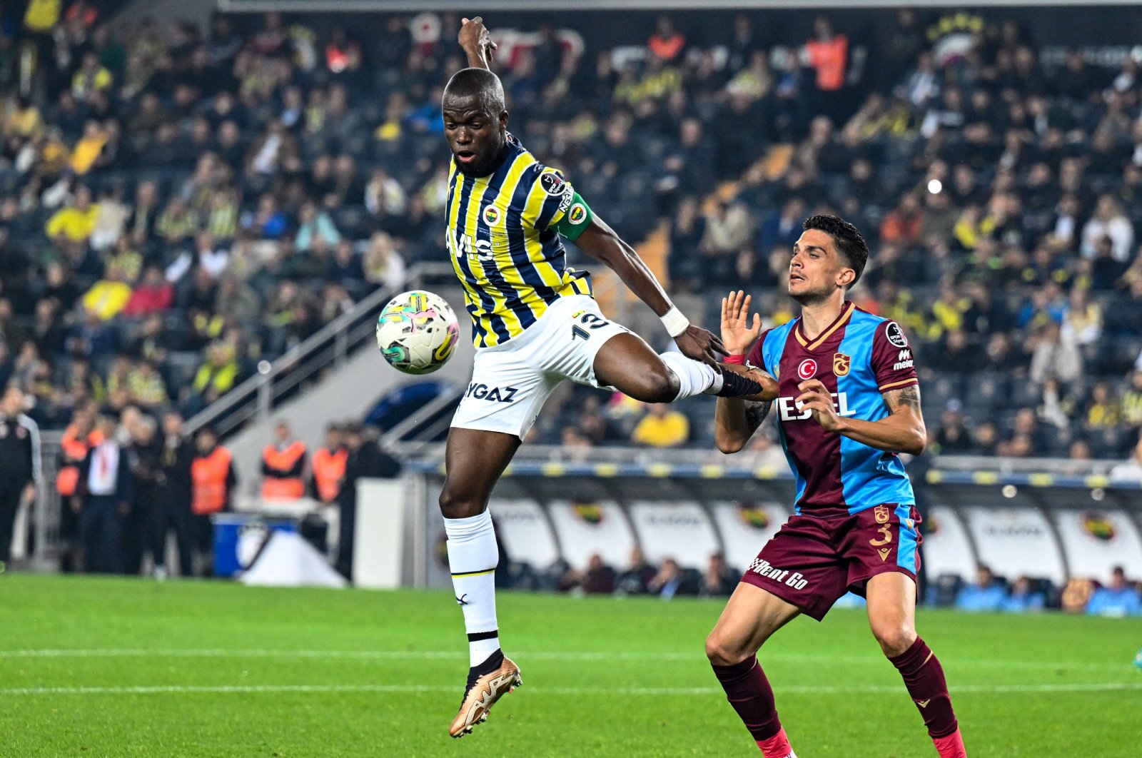 Fenerbahçe&#039;s Enner Valencia (L) in action with Trabzonspor&#039;s Marc Bartra during Süper Lig match at the Ülker Stadium, Istanbul, Türkiye, May 18, 2023. (AA Photo)