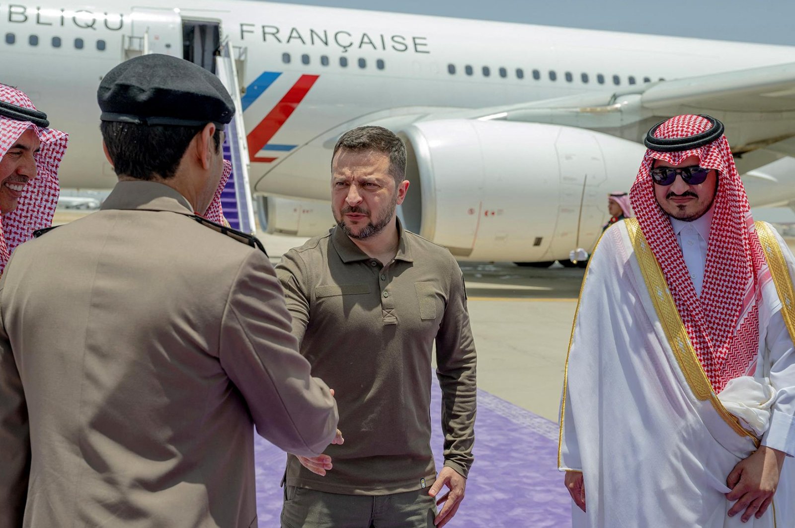 Ukraine&#039;s President Volodymyr Zelensky (C) is greeted by Saudi officials in Jeddah, Saudi Arab, May 19, 2023. (AFP Photo)