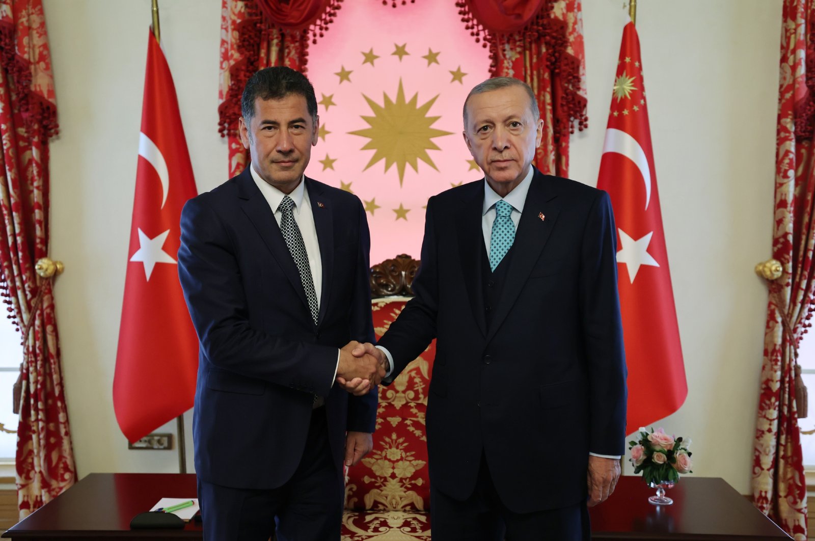 President Recep Tayyip Erdoğan shakes hands with ATA Alliance leader Sinan Oğan at Dolmabahçe Office in Istanbul, May 19, 2023. (DHA Photo)