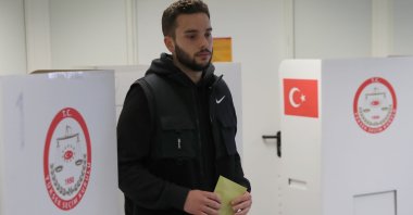 A voter casts his vote for Türkiye&#039;s runoff presidential elections, in Berlin, Germany, May 20, 2023. (AA Photo)