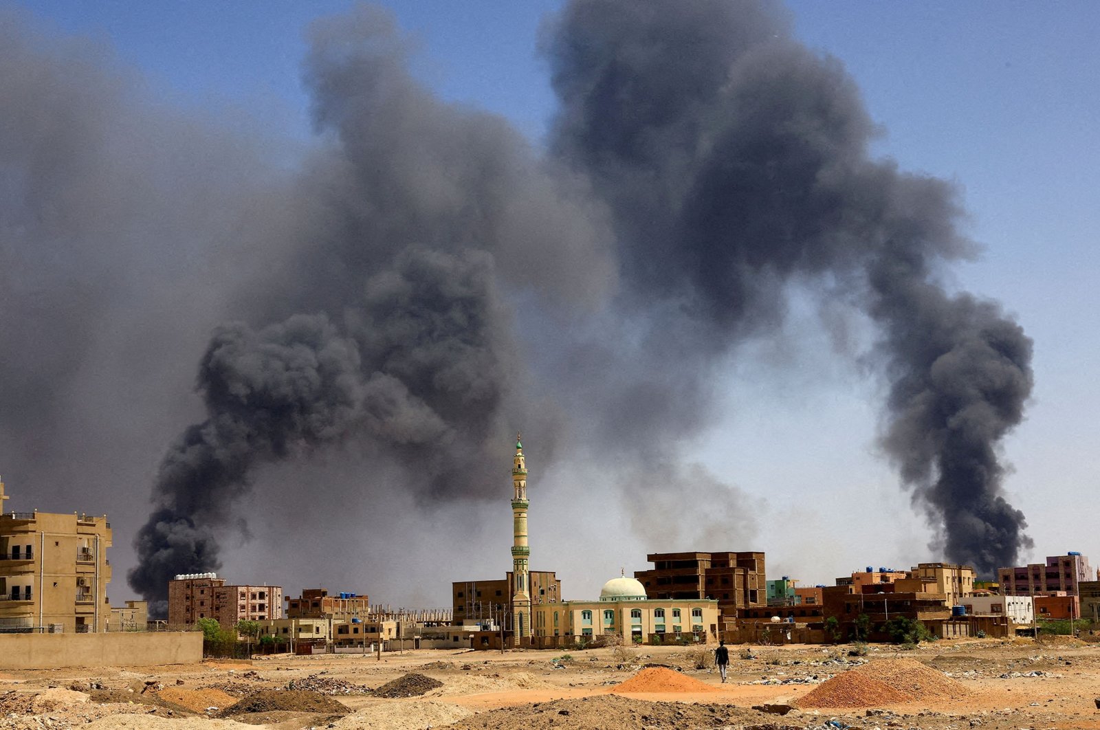 Serangan udara menghantam ibu kota Sudan saat konflik memasuki minggu ke-6