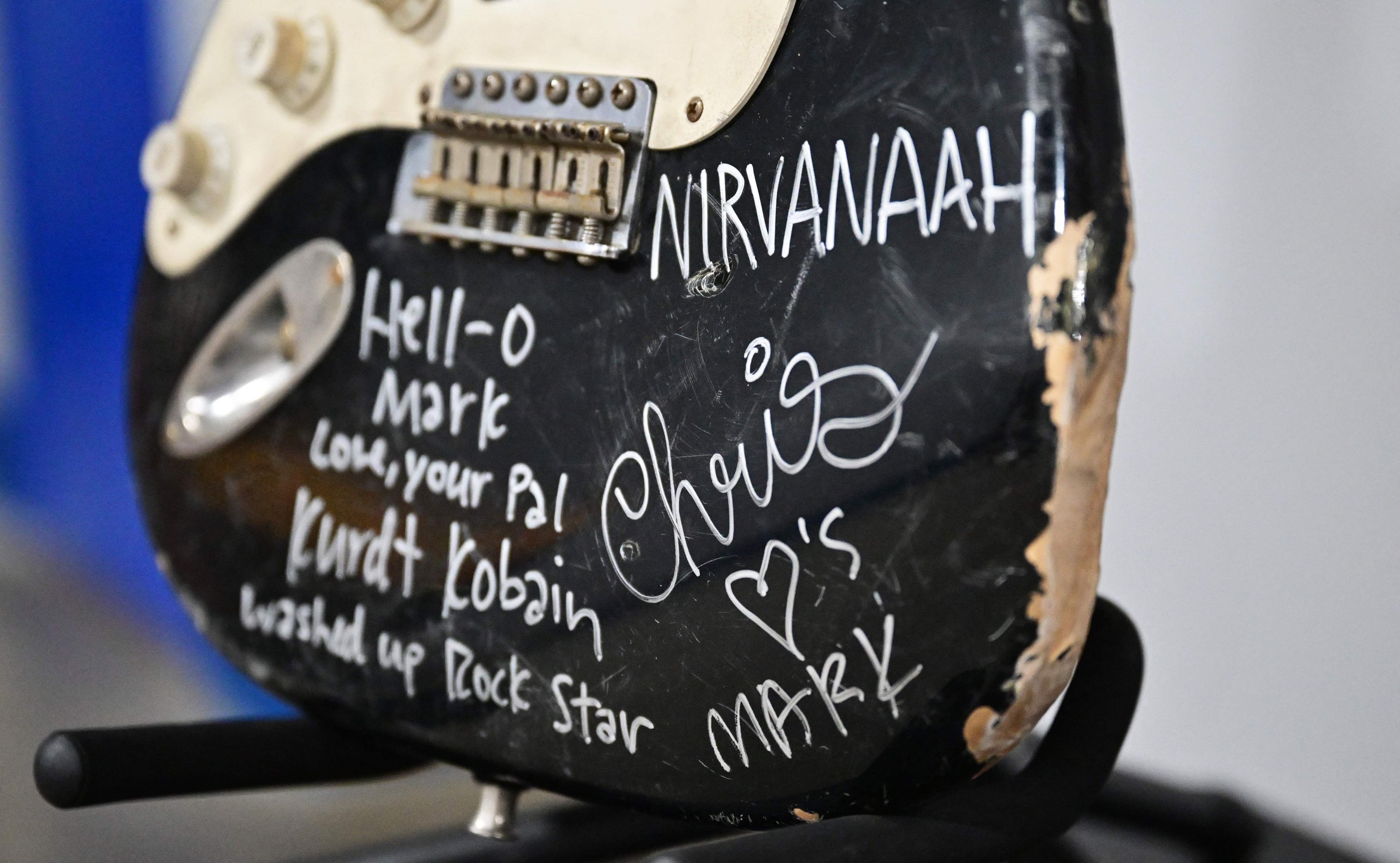 Fender Stratocaster milik musisi AS Kurt Cobain dipajang di Julien's Auctions di Gardena, California, AS, 2 Mei 2023. (AFP Photo)