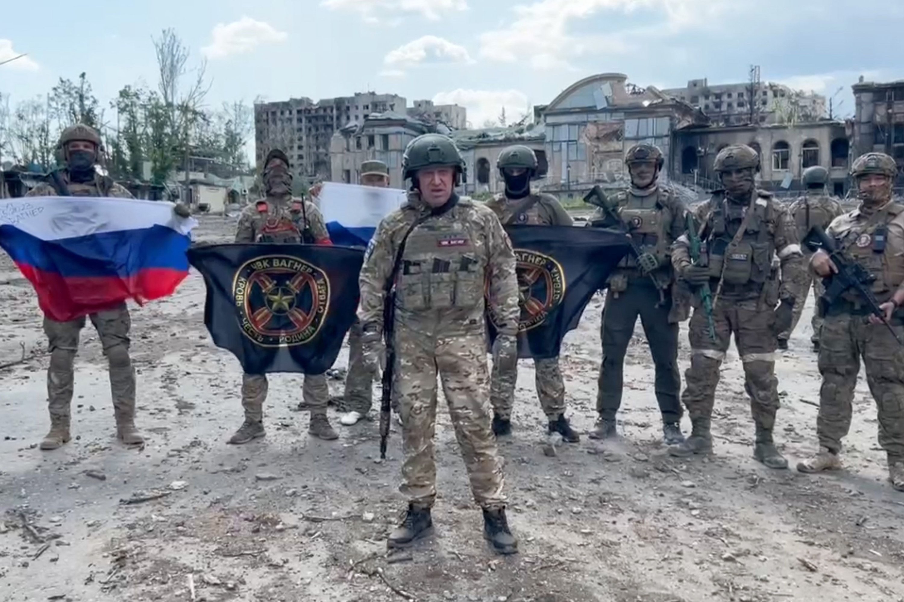 Ketua kelompok Wagner Yevgeny Prigozhin memegang bendera nasional Rusia di depan tentaranya di Bakhmut, Ukraina, 20 Mei 2023. (Foto AFP)