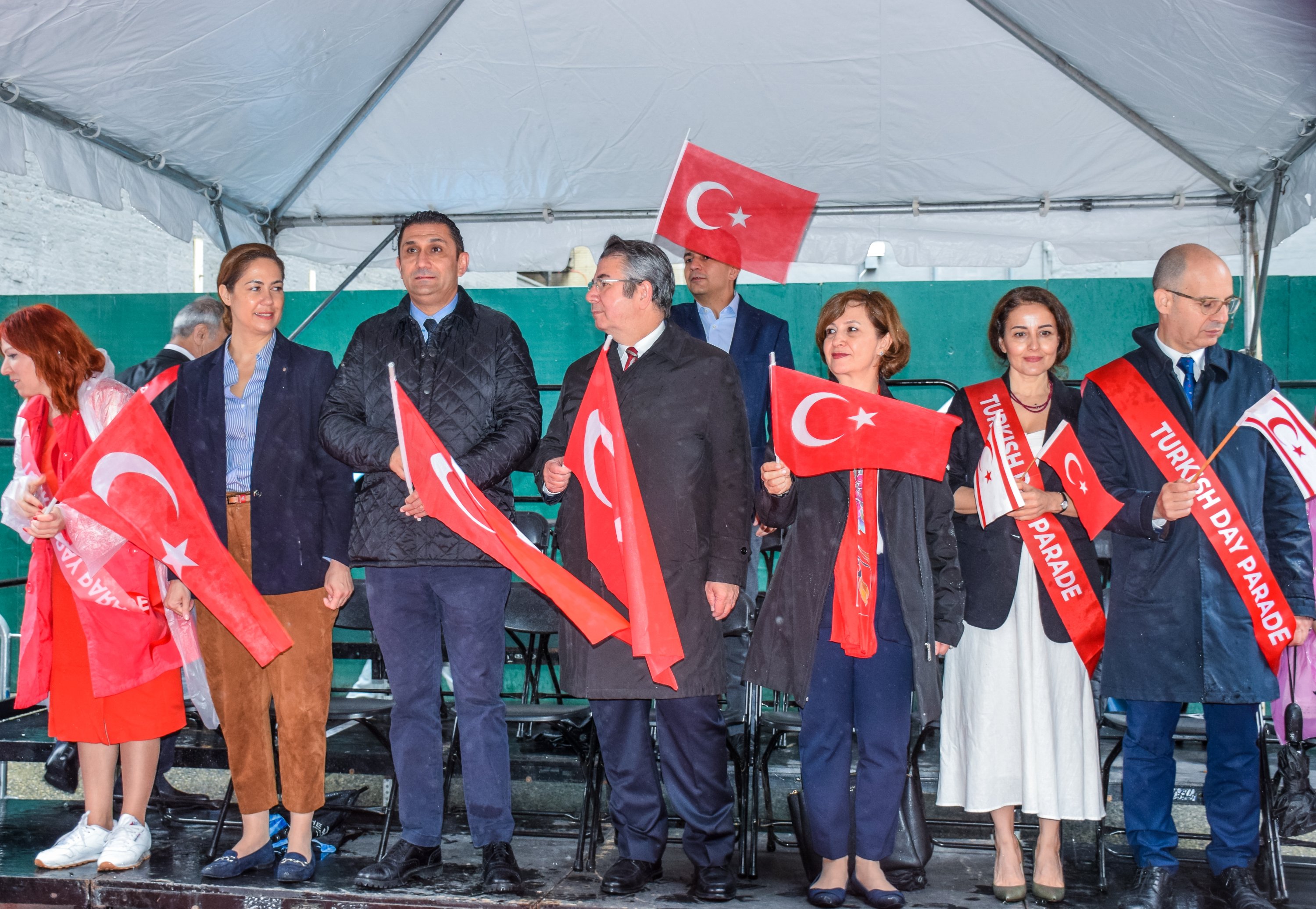 Duta Besar Türkiye untuk PBB Sedat Önal (tengah), Konsul Jenderal New York Reyhan Özgür (kiri ke-3), Perwakilan TRNC New York Mehmet Dana (kanan terakhir) dan perwakilan asosiasi menghadiri Parade Hari Turki ke-40, New York, AS, 20 Mei 2023. (Foto AA)